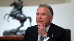 Specjalny wysłannik Steve Witkoff przemawia, gdy prezydent Donald Trump prowadzi posiedzenie gabinetu z członkami swojej administracji w Gabinecie Białego Domu