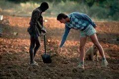 Pessoa negra e afrikaner no campo