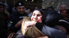 Una mujer palestina abraza a un familiar. 