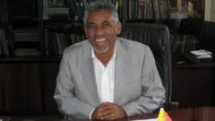 የማነ ገብረመስቀል እናሰሓቐ ኣብ ቤት ጽሕፈቱ