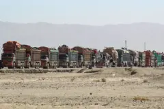 د افغانستان او پاکستان تر منځ د کړکېچ له زیاتېدو وروسته د ډېورنډ کرښې په اوږدو کې دواړو غاړو ته د لاریو اوږده کتارونه ایسار پاتې دي. ارشیف تصویر