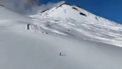 एट्ना ज्वालामुखीनजिकै स्कीअरहरू