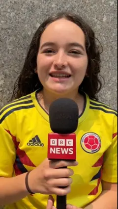 Joven con el cabello largo y la camiseta de Colombia