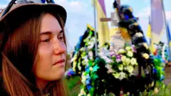 Oksana eşinin mezarı başında ağlıyor