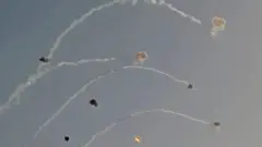 Ciidamada Israel ayaa sheegay in ilaa 50 gantaal lagu garaacay magaalada Ayelet HaShahar ee waqooyiga dalkaasi.