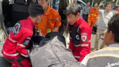 ရုပ်အလောင်းသယ်ယူနေတဲ့မြင်ကွင်း 