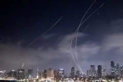 Mísseis sendo interceptados nos céus de Israel