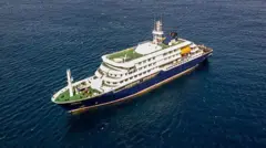 Foto udara yang menunjukkan kapal pesiar MV Hondius di dekat pelabuhan Praia, ibu kota Tanjung Verde.