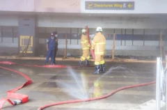 E kwuru na ọtụtụ ụlọọrụ tinyere ụgbọala na-agbanyụ ọkụ na akụrụngwa ndị ọzọ maka ọrụ iji gbochie ọnọdụ ahụ, chekwaa ndụ, na ichekwa akụrụngwa dị mkpa n'ọdọụgbọelu ahụ.