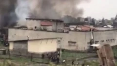 На кадрах втечі з в'язниці видно, як люди тікають з будівлі, коли в повітря піднімається чорний дим