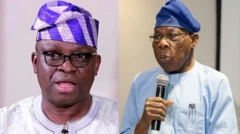 Ayodele Fayose wà ní apá òsì tí Obasanjo sì wá ní apá ọ̀tún tó mú gbohùngbohùn dání