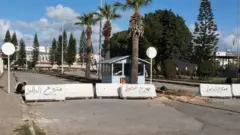 مدخل يؤدي إلى قاعدة حميميم 