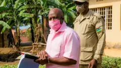 Paul Rusesabagina ari kumwe n'umucungagereza ku rukiko i Kigali mu kwa cyenda 2020