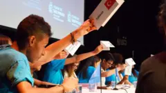 Jovens participando de simulação da ONU na EMEFM Owaldo Aranha Bandeira de Mello