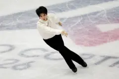 하얀 상의를 입은 피겨 스케이팅 선수 차준환이 빙판 위에서 연기를 펼치고 있다.