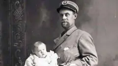 Umugabo ari kumwe n'umwana