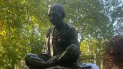  महात्मा गांधीजींचा लंडनमधील पुतळा