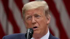 Trump discursa com bandeira dos EUA ao fundo
