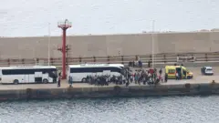 Yetkililer, Gazze’ye insani yardım götüren Global Sumud Filosu’na mensup yaklaşık 175 aktivist için geniş çaplı bir operasyon yürütüyor. Aktivistler, 1 Mayıs 2026 tarihinde Yunanistan’ın Lerapatra kentindeki Atherinolakkos limanına naklediliyor. 