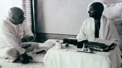 Maatama Gaandii yeroo lagannaa nyaataarra turetti (kan gama mirgaarra jiru)