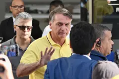 O ex-presidente brasileiro Jair Bolsonaro acena para apoiadores em sua chegada para fazer exames médicos no hospital DF Star, em Brasília, em 16 de agosto de 2025