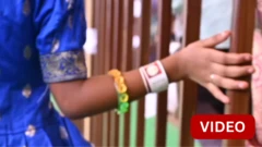 காணொளி: ஆந்திராவில் குழந்தைகள் கையில் 'கியூஆர் கோட்' கட்டிவிடும் பெற்றோர் - காரணம் என்ன?