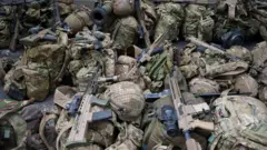 معداتٌ ومعداتٌ، بما في ذلك أسلحة هيكلر وكوخ SA80، تابعةٌ لأفرادٍ من فوج المظلات الاحتياطي الرابع، تُجهّز قبل أول عرضٍ لعمدة مدينة لندن، في 8 نوفمبر/تشرين الثاني 2025، في لندن، إنجلترا. 