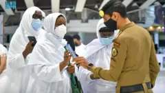 سعودي يراجع بيانات مسافرة