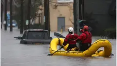Spasioci u čamcima u Njujorku tokom poplava