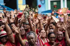 Fiéis participam da procissão do Dia de Santa Bárbara entre a Igreja Nossa Senhora do Rosário dos Pretos e o Corpo de Bombeiros em Salvador, Bahia, em 4 de dezembro de 2024