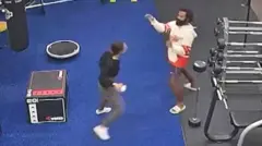 Câmera no alto da sala capturou Nashali e um homem frente a frente em postura de combate