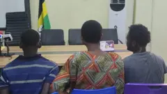 Awọn afurasi mẹta naa ree bi ọlọpaa ṣe ṣafihan wọn ni Eleweeran, l'Abeokuta. Wọn kọyin si kamẹra bi ofin ṣe faaye gba wọn, nitori afurasi ni wọn ṣi ka wọn si labẹ ofin titi digba ti kootu ba dajọ to si fidi ẹ mulẹ pe wọn jẹbi.