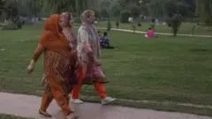 পার্কে বেড়াতে আসছেন ভারতশাসিত কাশ্মীরের লোকেরা