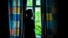 ډیری هغه کسان، چي په رواني ستونزو اخته وي، د کورنۍ له غړو او ټولنې نه ځان ګوښه کوي‌.