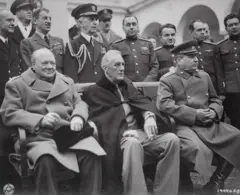 Stalin com Roosevelt e Churchill em Yalta.