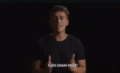 Nikolas Ferreira usando uma camisa preta