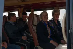 الأرمن من ناغورنو كاراباخ يغادرون منازلهم على متن حافلة متوجهين إلى مركز إنساني في غوريس.