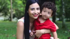Jéssica posa com o filho caçula para foto