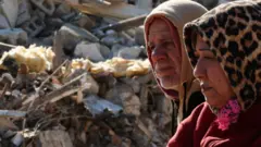 Una pareja en medio de ruinas en Turquía.