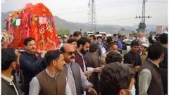 پخوا وختونو کې به پښتنو د واده ناوې په "ډولۍ" کې راوستله، خو د وخت په تېرېدو او د موټرو او نورو اسانتیاوو په راتلو دا دود له منځه ولاړ.