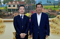 Chủ tịch kiêm Nhà sáng lập Tập đoàn Prince Holding Chen Zhi đứng cạnh Thủ tướng Campuchia khi đó là Hun Sen, sau khi ông Chen được chính phủ Campuchia phong tặng: Neak Oknha - nghĩa là "nhà tài phiệt lỗi lạc" vào ngày 20/7/2020