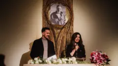 فرزندان جمشید شارمهد در مقابل تابوت او