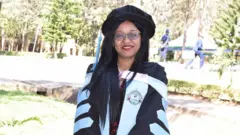 Dr Tsiyoon Amsaaluu, PhD yeroo barattu waraqaalee qorannoo 12 maxxansiifte