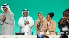 مشاركون يصفقون على خشبة المسرح بعد إلقاء إحدى الكلمات