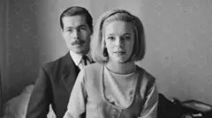 John Bingham, VII conde de Lucan (1934-?), junto a su futura esposa, Veronica Duncan (1937-2017), tras anunciar su compromiso el 14 de octubre de 1963. La pareja contrajo matrimonio el 20 de noviembre. En 1974, Lord Lucan desapareció, sospechoso de asesinato. Nunca fue hallado y fue declarado muerto en 2016.