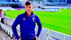 عکسی از ذین‌الله احسان کنار یک میدان کریکت 