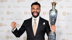 محمد صلاح يتوج بجائزة أفضل لاعب بالدوري الإنجليزي لعام 2025