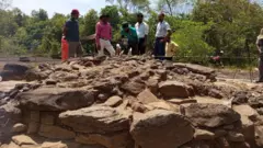 අම්පාර, සමන්ගල පුරාවිද්‍යා භුමියේ කළ ගවේෂණයකින් සොයාගත් යකඩ යුගයට අයත් කේතුකාකාර සුසාන ස්මාරක විවෘත කිරීමට පුරා විද්‍යා දෙපාර්තෙම්න්තුව කටයුතු යොදා තිබේ.