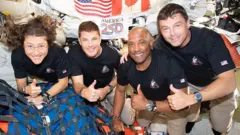 La tripulación de la misión Artemis II en la nave espacial Orión.