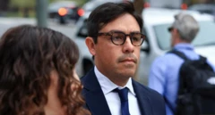 Primer plano del médico Salvador Plasencia, con gesto serio y vestido de traje, a la salida de un tribunal en Los Ángeles, Estados Unidos.